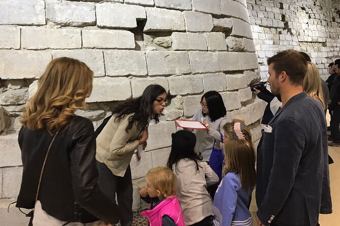 1h30 - Louvre Highlights optional 'families with kids' - Eng/Esp - Small Group Size and Audio Headsets Make the Tour Feel Manageable