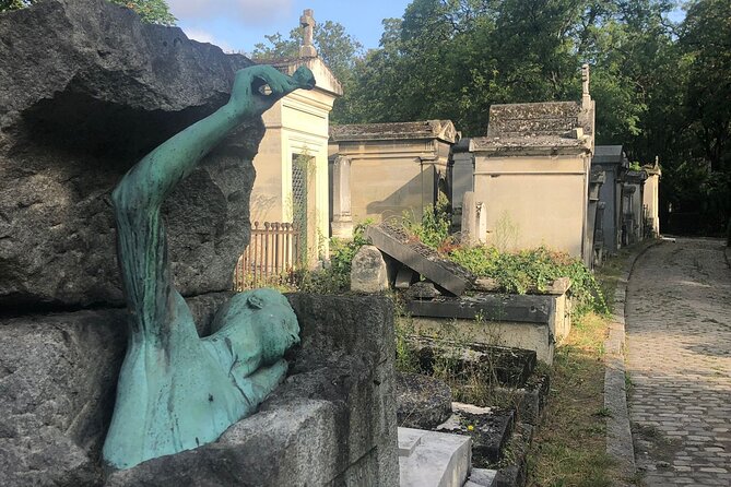 2.5 Hour Walking Tour of Père Lachaise Cemetery from Paris - Meet Max at Bd de Ménilmontant and get your bearings fast