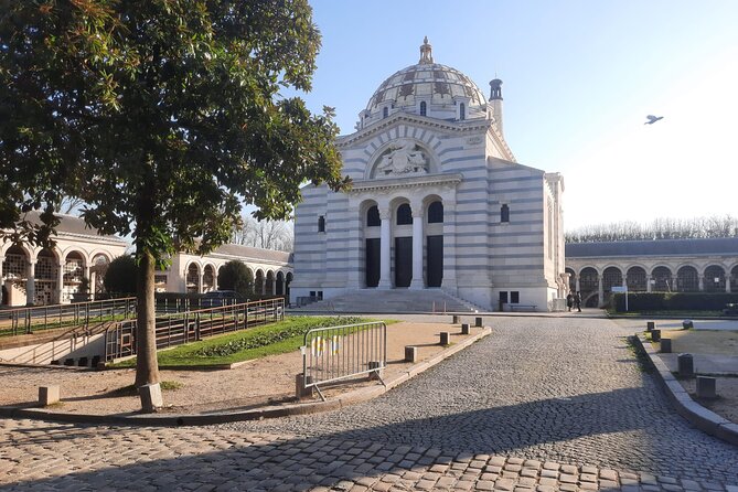 2.5 Hour Walking Tour of Père Lachaise Cemetery from Paris - Private tour comfort with a maximum of 6 travelers