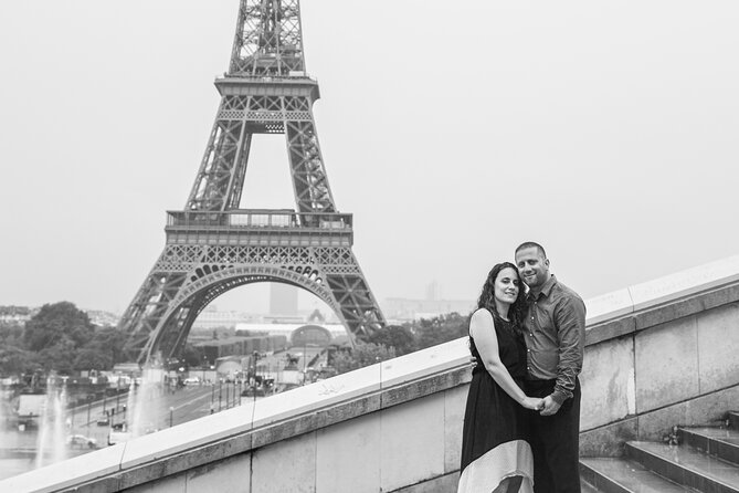 30 min photosession in Paris, all photos sent and edited - 30 minutes by the Eiffel Tower, without the awkward posing spiral