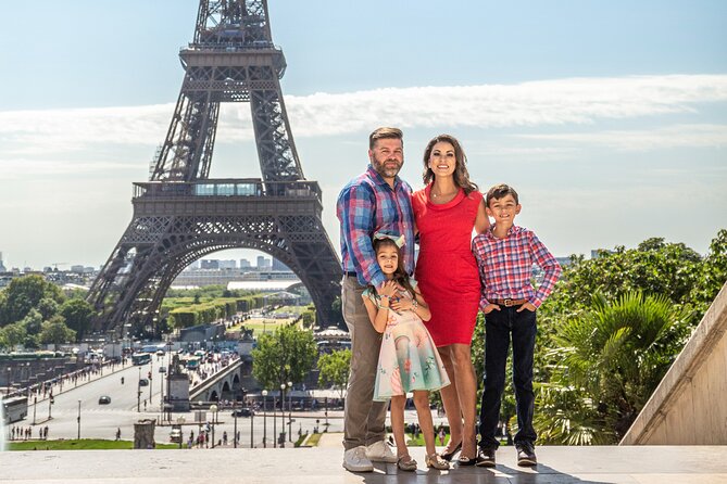 30 min photosession in Paris, all photos sent and edited - Best value for couples, families, anniversaries, and big milestones