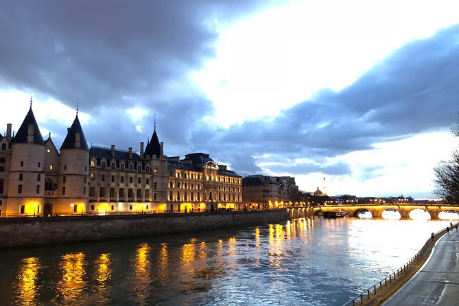A City of Shadows: Dark Tales of Paris by Night - Your Guide Makes the Difference (Adam and Abbie)