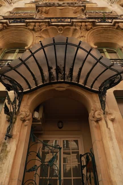Art nouveau Paris tour - Avenue Rapp and Jules Lavirotte, where elegance meets street reality