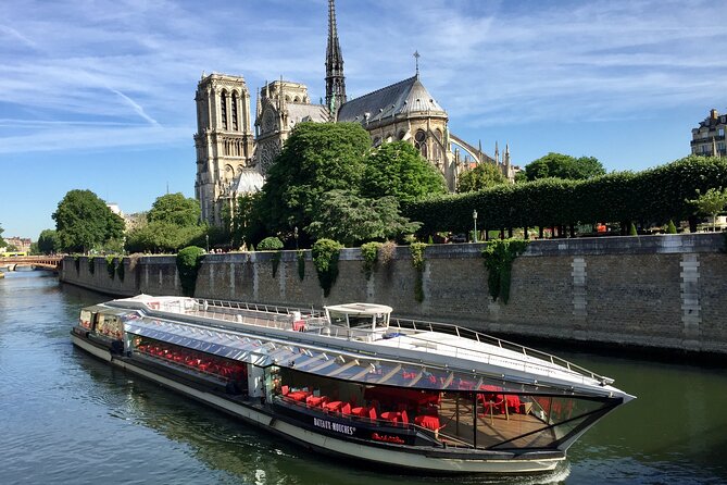 Bateaux Mouches Christmas Special Lunch Cruise in Paris - Christmas lunch, 1 hour 45 minutes, and Paris at a softer pace