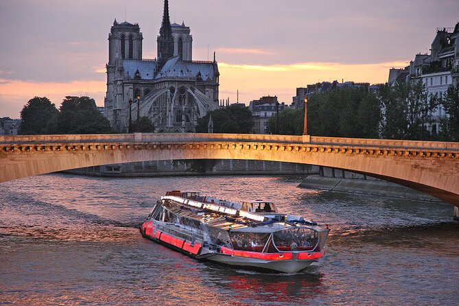 Bateaux Mouches Dinner Cruise on the Seine River in Paris - Live Piano and Violin: The Part That Makes It Feel Like a Show