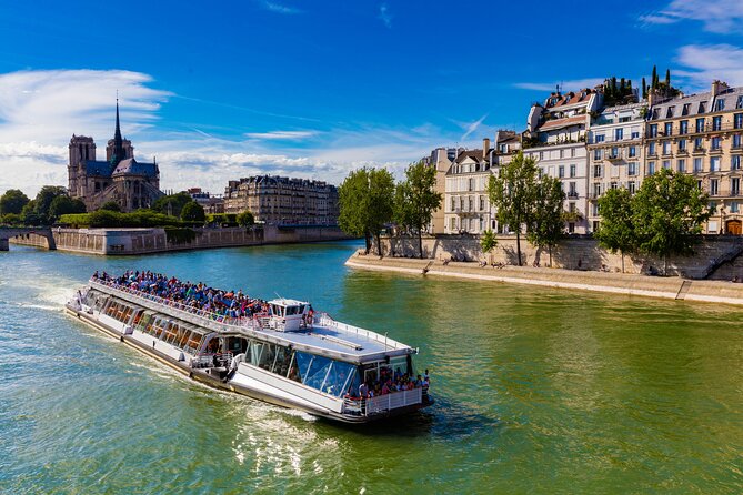Bateaux Mouches Sightseeing Cruise in Paris with Champagne - A 70-minute Seine cruise that gives you fast orientation