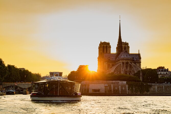Bateaux Mouches Special Marriage Proposal Dinner Cruise in Paris - The captain and crew touch: why a personal welcome matters