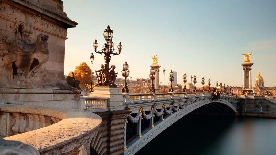 Best of Paris: Private Walking Tour with Local - Languages and Group Size: Choosing the Comfort Level You Want