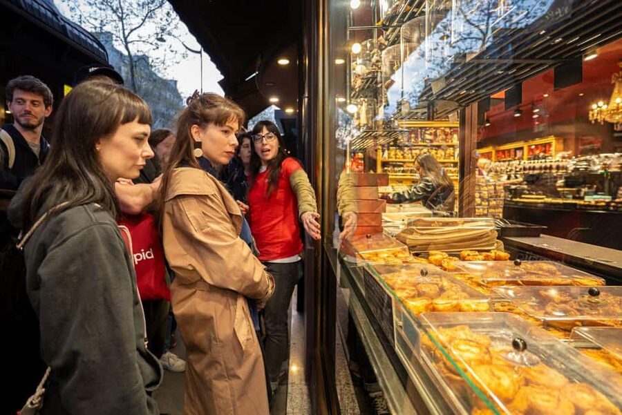 Boho Nights in Paris: A Magical Evening Tour - Shakespeare & Company after dark: the English-bookshop moment