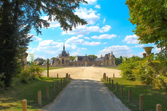 Chantilly Tour: Great Stables and Renaissance Meal from Paris - Condé Museum and the Très Riches Heures Manuscript Moment