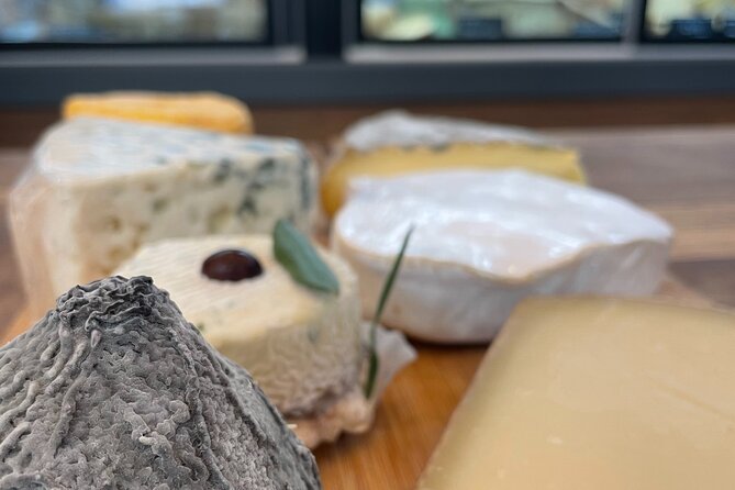 Cheese & Wine Tasting in Montmartre with a Local Cheesemonger - The conversational part: why Q and A is a big deal here