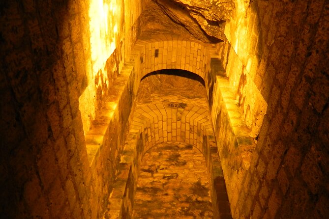 City Highlights Tour + Entry tickets for the Paris Catacombs - Meeting at Pont Neuf, then learning kings and old Paris fast