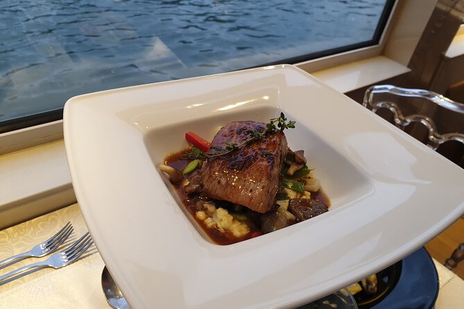 Dinner Cruise Prestige Check-out from the Eiffel Tower - The view bonus: window seating and the €10 decision