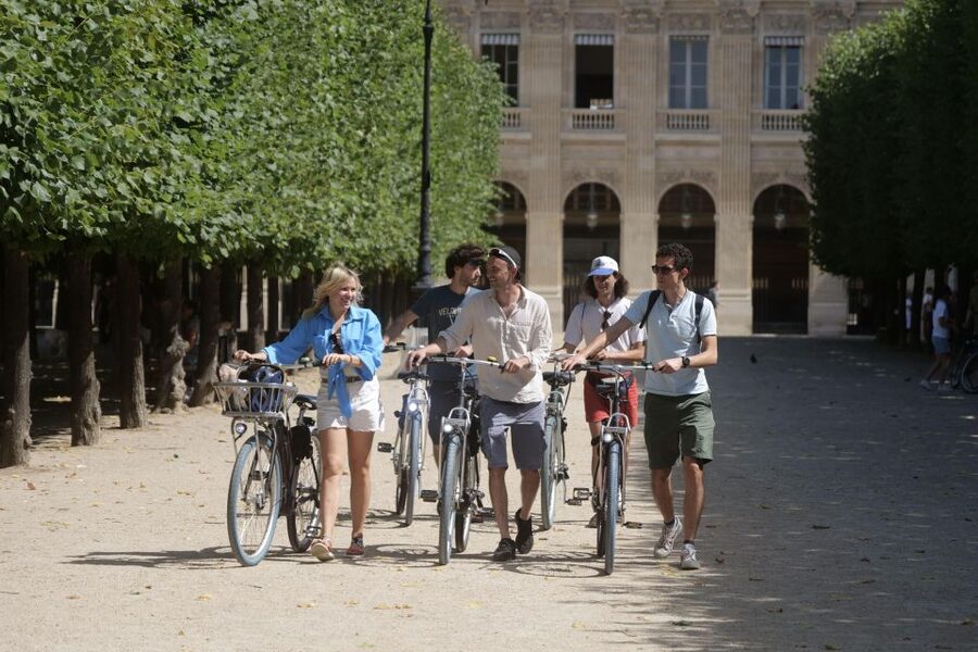 Discover Paris by bike - Palais-Royal and the quick Louvre photo pass