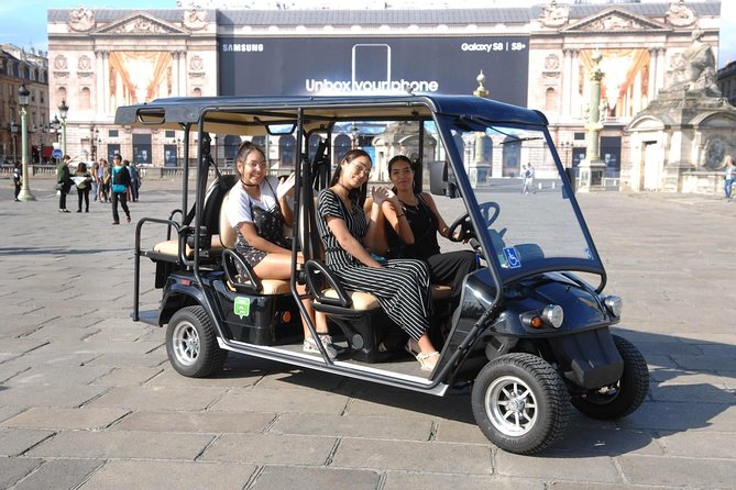 Discover Paris in electric golf carts - Driver-guide commentary and the optional souvenir photos
