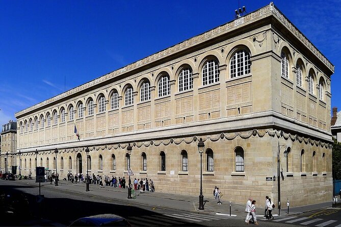 Discover the Latin quarter - The mausoleum pass, a quick stop with a bigger meaning