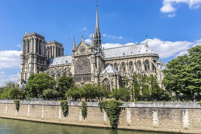 Early evening Dinner Cruise with drinks by Bateaux Parisiens - Key things to know before you go