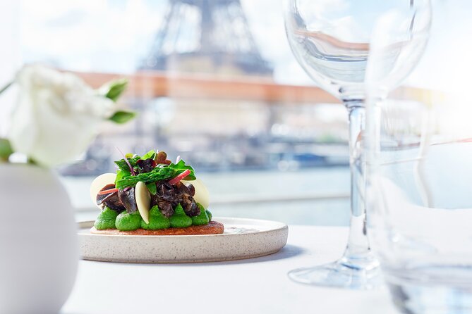 Early evening Dinner Cruise with drinks by Bateaux Parisiens - Window seating choices: how Privilege Service and Premier change the experience