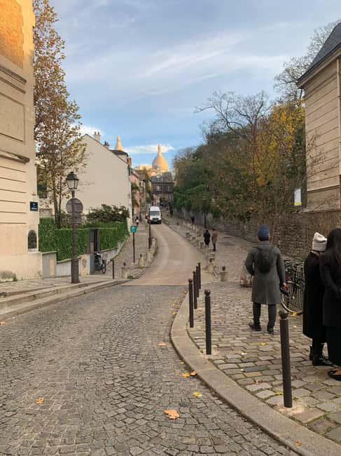Eat, play & Love - Montmartre Walking Tour- Kids friendly - - Flâne walking with architecture focus, and pacing that works in the hills