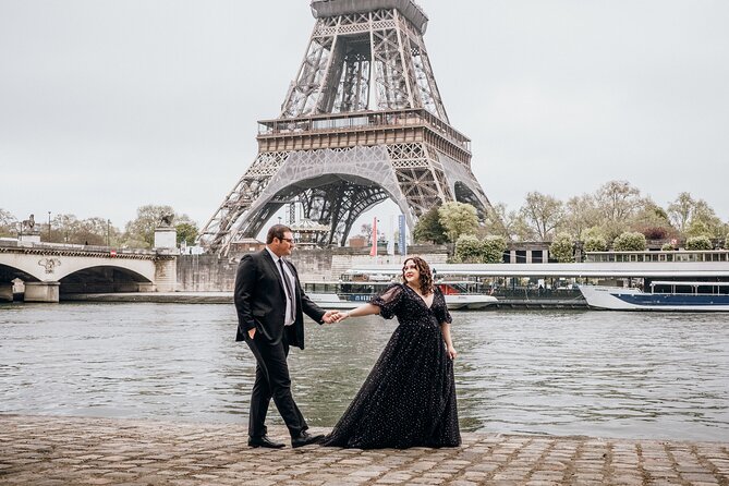 Eiffel Tower Private Photoshoot With a Professional Photographer - Timing in a busy city: why 1 hour is the practical choice