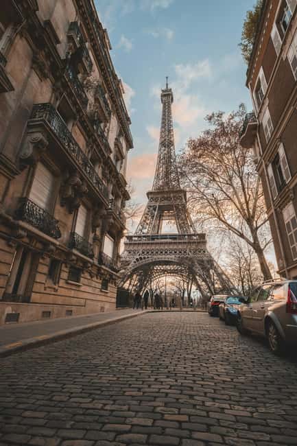 Eiffel Tower Reserved Access with Photoshoot stops - Eiffel Tower reserved access: what it means for your day