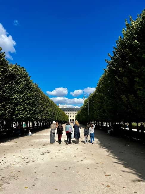 Emily inspired walking tour - Le Kiosque des noctambules and the 1st arrondissement: photo stops with context