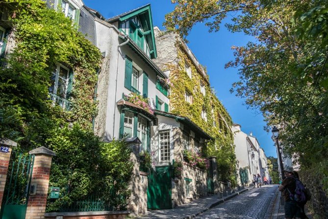 Escape game in Montmartre - Photo Stops, Surprise Gift, and the Host Factor