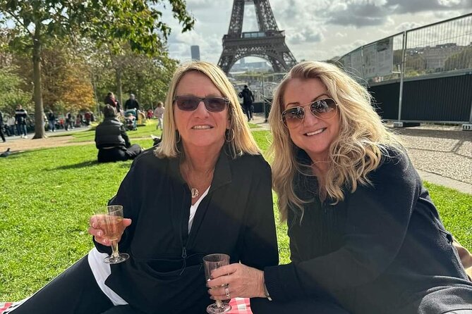 Exclusive Gourmet Picnic Experience at the Eiffel Tower - A keepsake you can actually use again