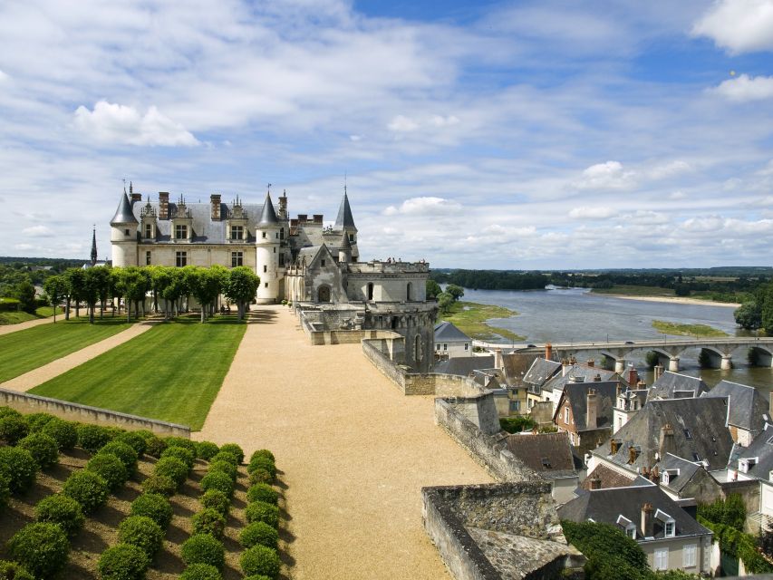 Exclusive Wine Day Trip Loire Valley from Paris - Guides and Group Size: The Difference Between a Tour and a Day Trip