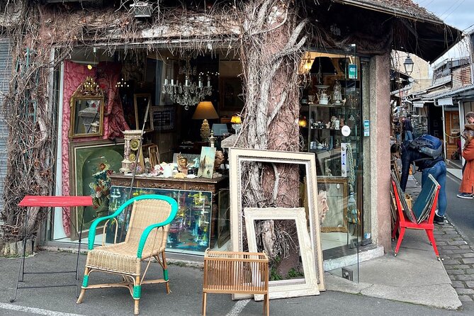 Flea Market Secrets near Montmartre: A Paris Hunt for Treasures - Your Guide’s Role: Navigation, Object Clues, and Buying Help