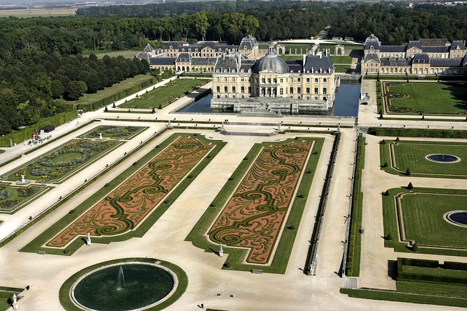 Fontainebleau and Vaux le Vicomte Chateaux Day Trip from Paris - Fontainebleau: Renaissance rooms in a palace that never stopped living