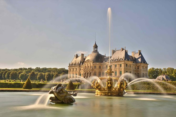 Fontainebleau and Vaux le Vicomte Chateaux Day Trip from Paris - Walking, crowd levels, and pace on a 9-hour day