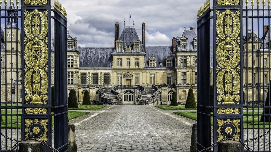 Fontainebleau Castle Private guided tour from Paris - The guide is the whole deal: English, French, Russian, Spanish