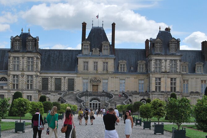 Fontainebleau Private Guided Tour: Half-Day Trip from Paris - Inside the castle: 1,500 rooms and the horseshoe staircase