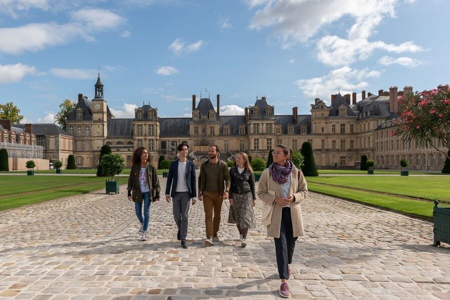 Fontainebleau & Vaux-le-Vicomte Châteaux Day Tour from Paris - Audio headsets vs a live guide: what changes, what stays good