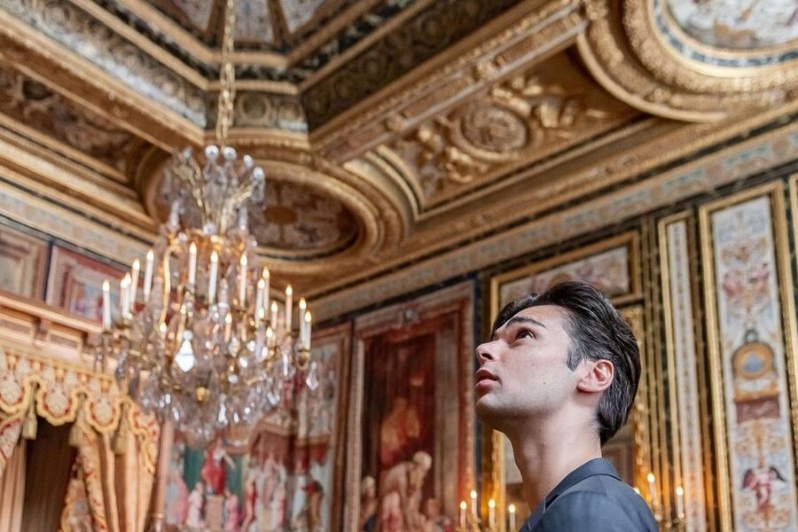 Fontainebleau & Vaux-le-Vicomte Châteaux Day Tour from Paris - Lunch, snacks, and bathroom strategy between the châteaux