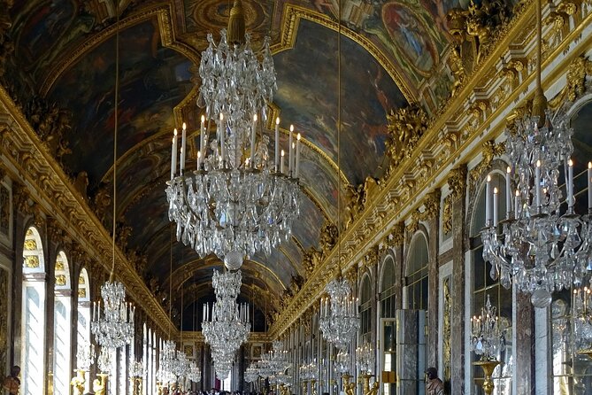 Fontainebleau, Versailles, Trianon Small group from Paris - Lunch break in Fontainebleau: plan for the fact that meals are on you