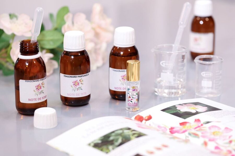 Fragonard Paris: Mini Perfume Workshop - The olfactory pyramid lesson: top, heart, base in plain English