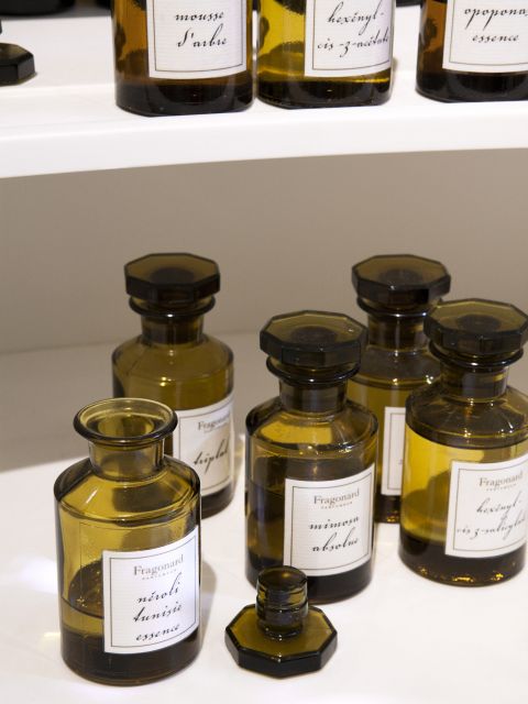 Fragonard Paris: Mini Perfume Workshop in Chinese - The perfume pyramid, front, middle, and rear notes in plain action