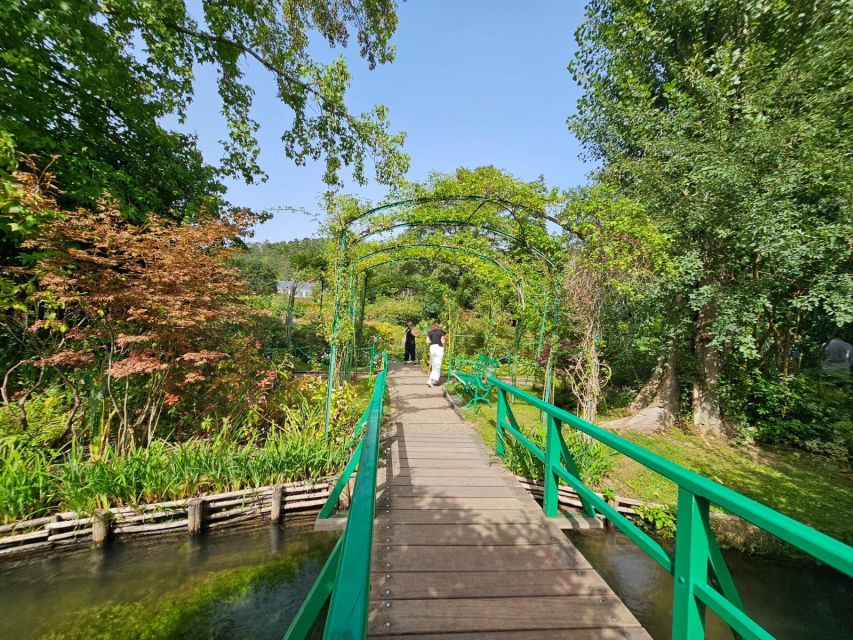 From Paris: Auvers-sur-Oise & Giverny Excursion - The private luxury van pickup that makes the schedule easier