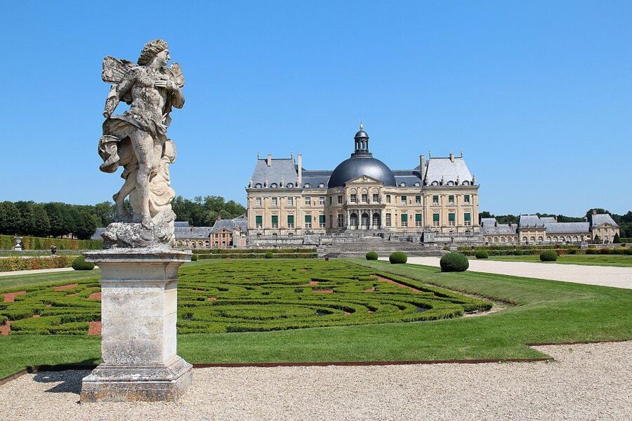 From Paris: Fontainebleau & Vaux-le-Vicomte Private Tour - Vaux-le-Vicomte: the Baroque house that changed the game