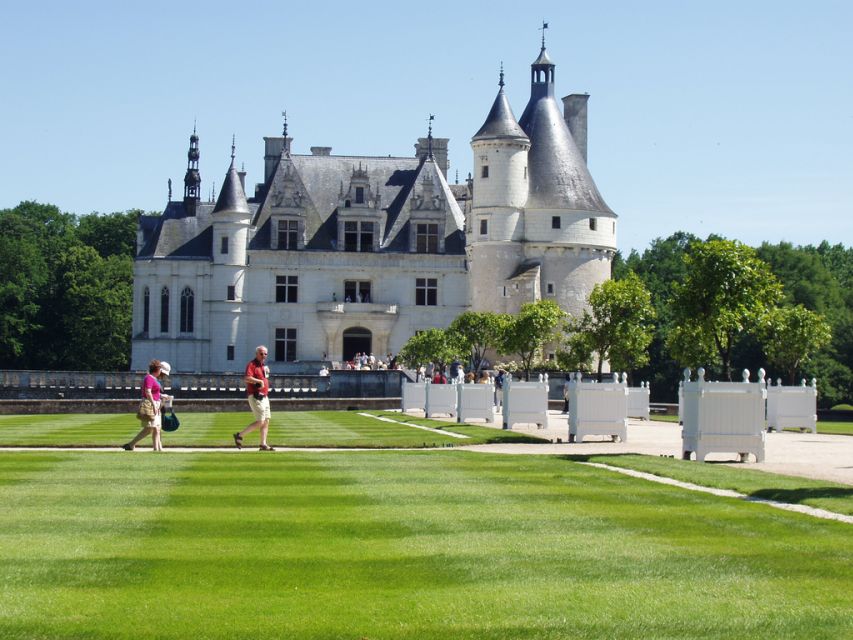 From Paris: Loire Valley Castles Full-Day Tour with Lunch - Leaving Paris for the Loire, and why the route matters