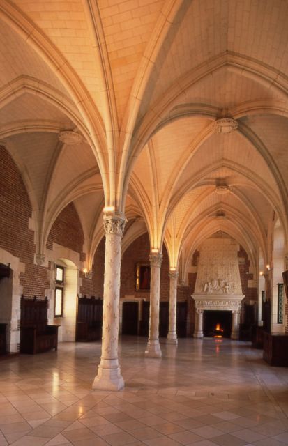 From Paris: Loire Valley Castles Full-Day Tour with Lunch - Chenonceau: a castle over the Cher with human drama