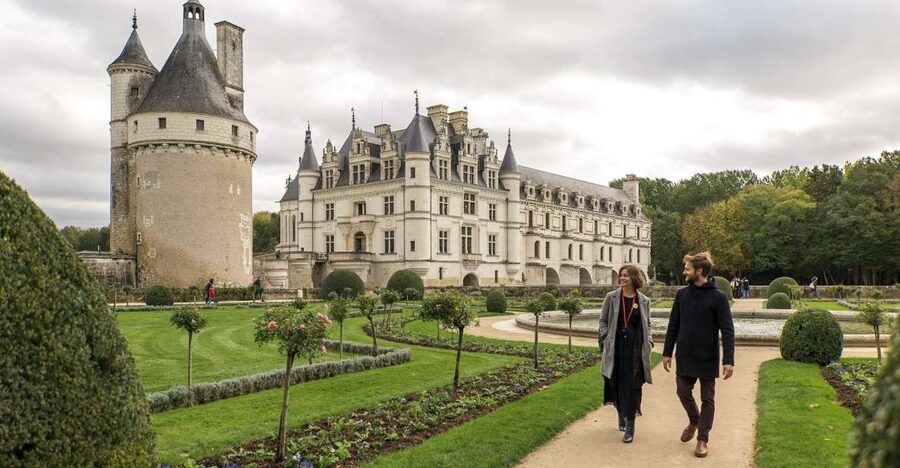 From Paris: Loire Valley Castles Tour with Hotel Transfers - The guided format: why you’ll enjoy this more than you think