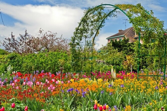 From Paris, Monet’s Enchanted Giverny Tour in very small group - Meeting Point and Timing: The 8:30 Launch That Sets You Up