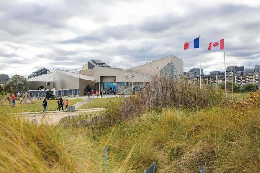 From Paris: Normandy D-Day Beaches Day Trip - Arromanches-les-Bains: lunch time plus Mulberry harbor remains