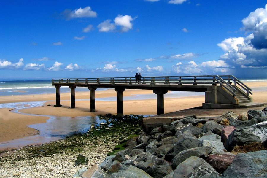 From Paris: Normandy Landing Beaches D-Day Tour by Minibus - A small minibus day trip with a guide who keeps it moving