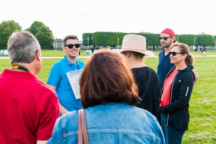 From Paris: Small-Group Loire Valley Castles Full-Day Tour - Château de Chenonceau: the arches, the gardens, and the women story