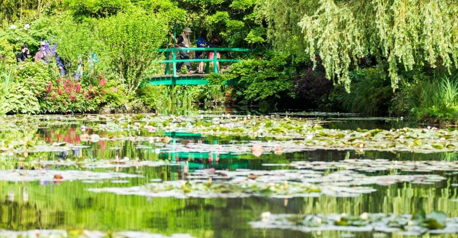 From Paris: Versailles and Giverny Full-Day Trip - Meeting at Café Dada Ternes and Getting on the Right Foot