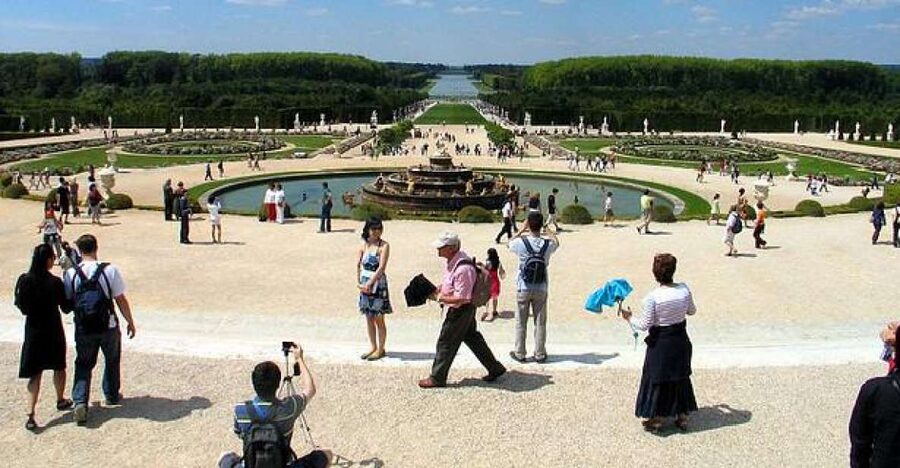 From Paris: Versailles Guided Tour by Deluxe Minibus - Entering the Palace fast: separate entrance and headsets